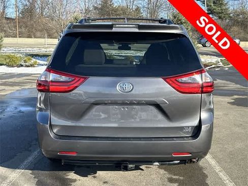 Used 2020 Toyota Sienna XLE image 4