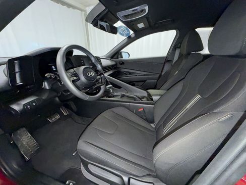 Used 2025 Hyundai Elantra Sport image 11