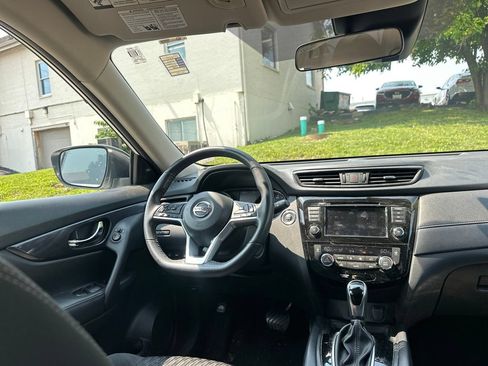 Used 2020 Nissan Rogue SV FWD image 18