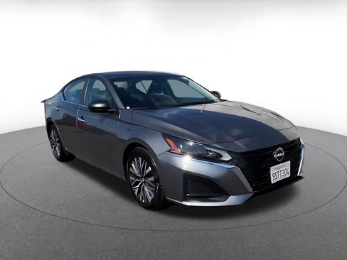 Used 2025 Nissan Altima 2.5 SV FWD image 3