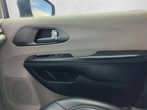 Used 2023 Chrysler Pacifica Touring-L FWD image 27