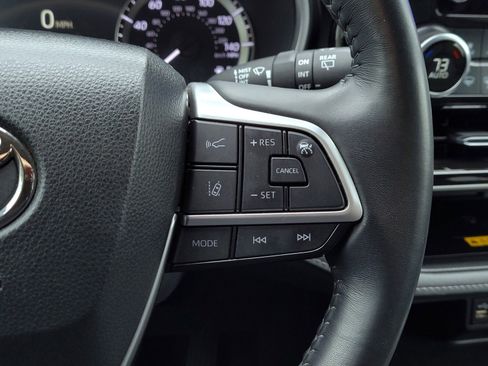 Certified 2024 Toyota Highlander XLE image 24