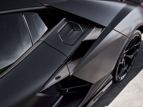 Used 2025 Lamborghini Revuelto image 14