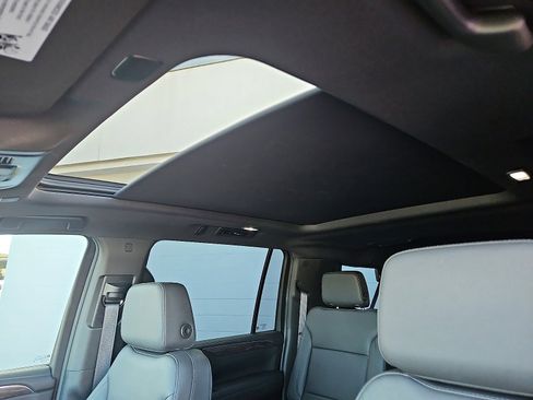 Used 2024 Chevrolet Suburban Z71 w/ Luxury Package image 10