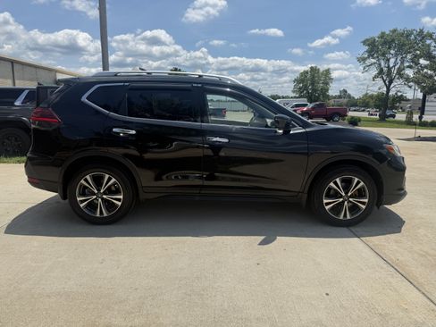 Used 2019 Nissan Rogue SV w/ Premium Package FWD image 8