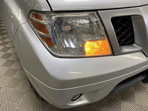 Used 2020 Nissan Frontier SV image 3