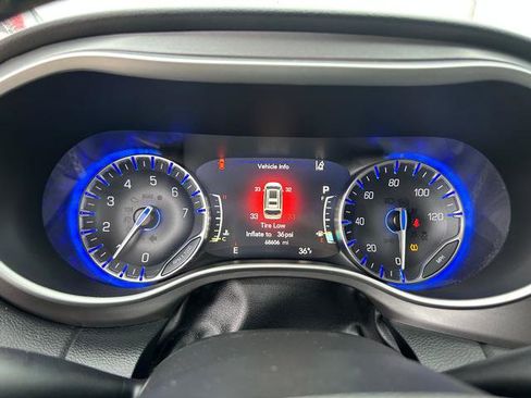 Certified 2022 Chrysler Pacifica Touring-L image 17