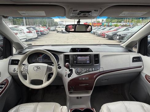 Used 2012 Toyota Sienna XLE FWD image 9