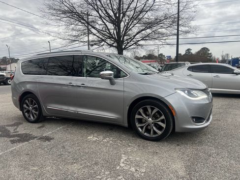 Used 2018 Chrysler Pacifica Limited w/ Advanced Safetytec Group image 2