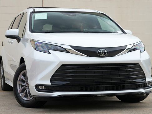 Used 2026 Toyota Sienna XLE FWD image 4