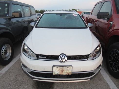 Used 2017 Volkswagen Golf Alltrack SE image 2