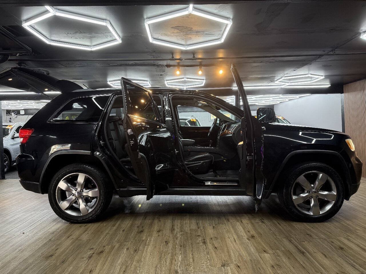 Used 2011 Jeep Grand Cherokee Overland AWD/4WD image 21