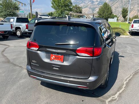 Used 2017 Chrysler Pacifica Touring-L FWD image 9