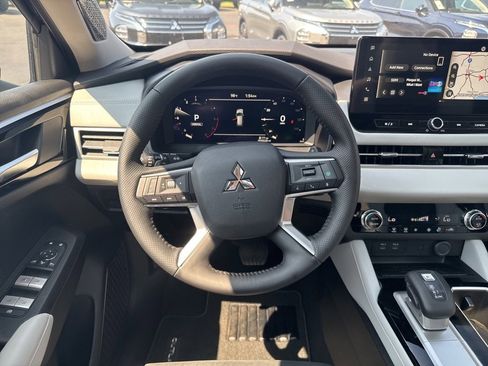 New 2025 Mitsubishi Outlander SE image 24