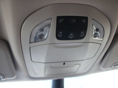 Used 2024 Chrysler Pacifica Limited w/ Uconnect Theater Family Group FWD image 12