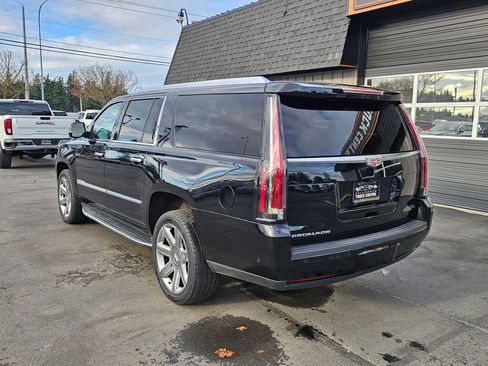Used 2018 Cadillac Escalade ESV Luxury image 3