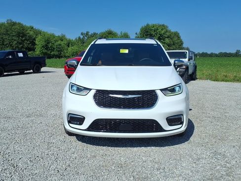 Used 2025 Chrysler Pacifica Pinnacle w/ Trailer Tow Group AWD/4WD image 6