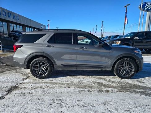 Used 2025 Ford Explorer ST-Line w/ ST-Line Street Pack image 2