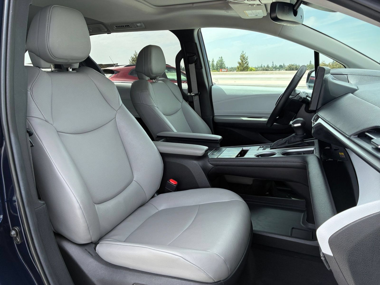 Used 2025 Toyota Sienna XLE FWD image 38