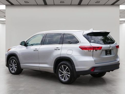 Used 2017 Toyota Highlander XLE AWD/4WD image 4