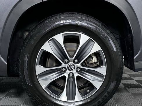 Used 2024 Toyota Highlander XLE image 12