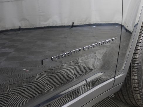 Used 2023 Jeep Grand Cherokee Limited w/ Black Appearance Package image 28