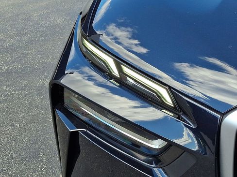 Used 2025 BMW X7 xDrive40i w/ M Sport Package image 9