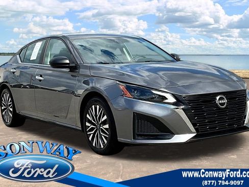 Used 2024 Nissan Altima 2.5 SV FWD image 1