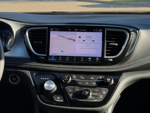 Used 2025 Chrysler Pacifica Limited image 18