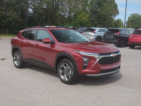 Used 2024 Chevrolet Trax LT FWD image 3