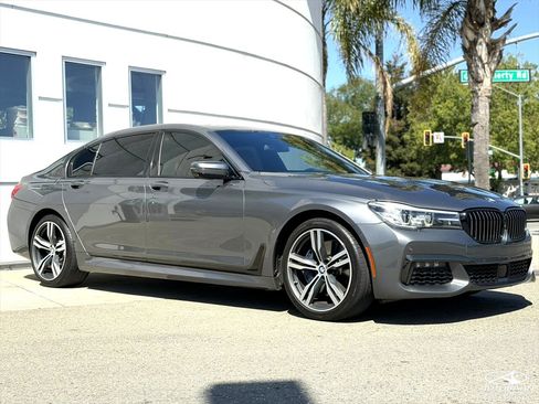 Used 2019 BMW 740i w/ Executive Package RWD image 3