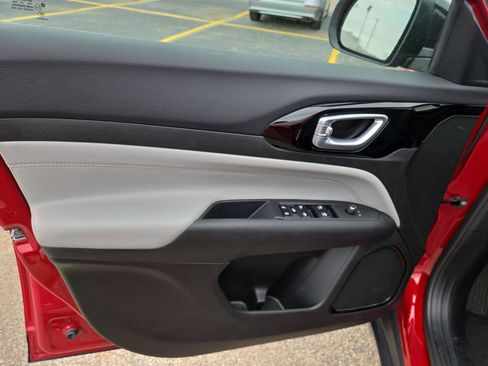 Used 2025 Jeep Compass Limited image 5