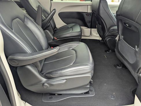 Used 2024 Chrysler Pacifica Select image 14