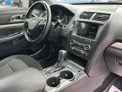 Used 2018 Ford Explorer XLT image 17