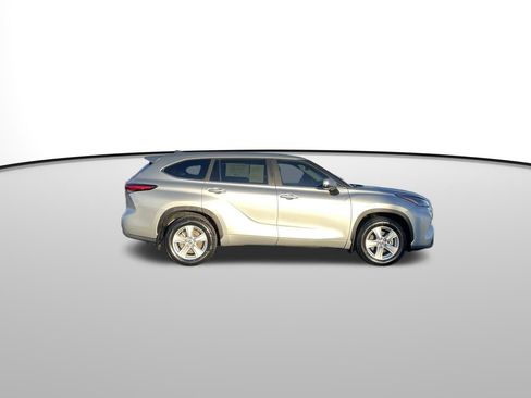 Certified 2023 Toyota Highlander LE image 2