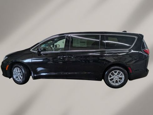 New 2026 Chrysler Pacifica Select image 3