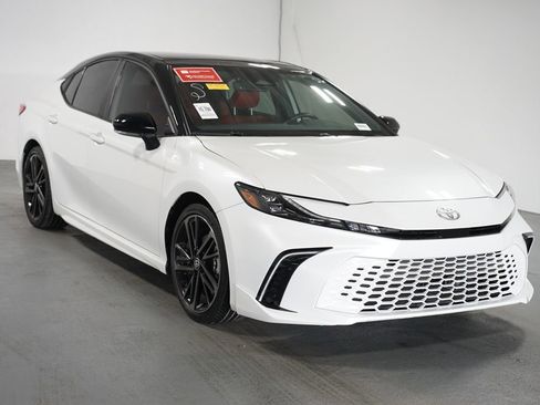 Used 2025 Toyota Camry XSE image 3