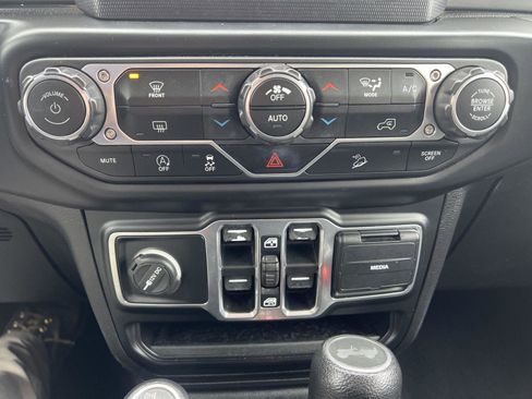 Used 2020 Jeep Wrangler Unlimited Sahara AWD/4WD image 15