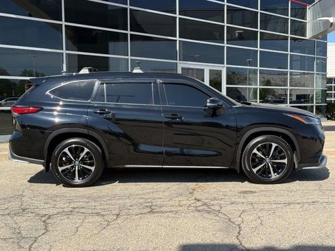 Used 2022 Toyota Highlander XSE FWD image 2