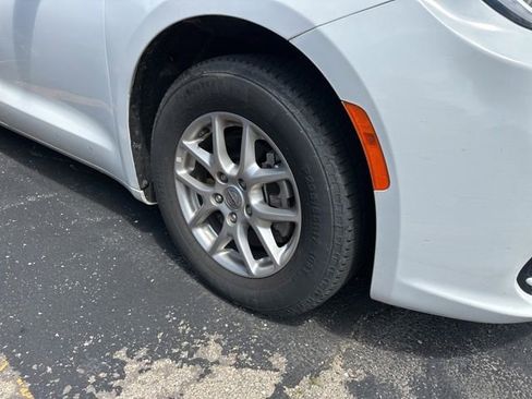 Used 2024 Chrysler Pacifica Touring-L FWD image 3