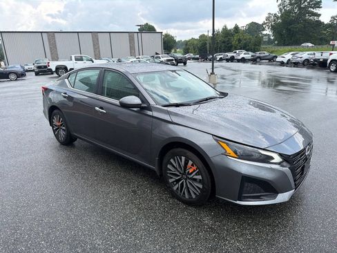 Used 2024 Nissan Altima 2.5 SV w/ SV Premium Package AWD/4WD image 11