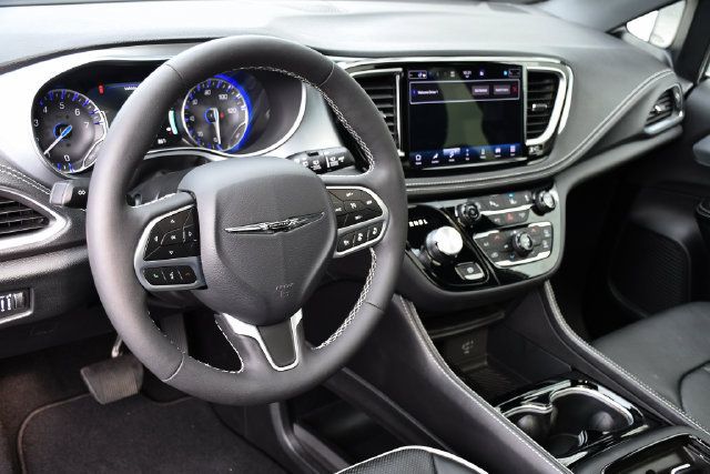 Used 2026 Chrysler Pacifica Limited FWD image 16