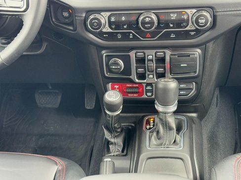 Used 2025 Jeep Wrangler Unlimited Rubicon w/ Convenience Group AWD/4WD image 14