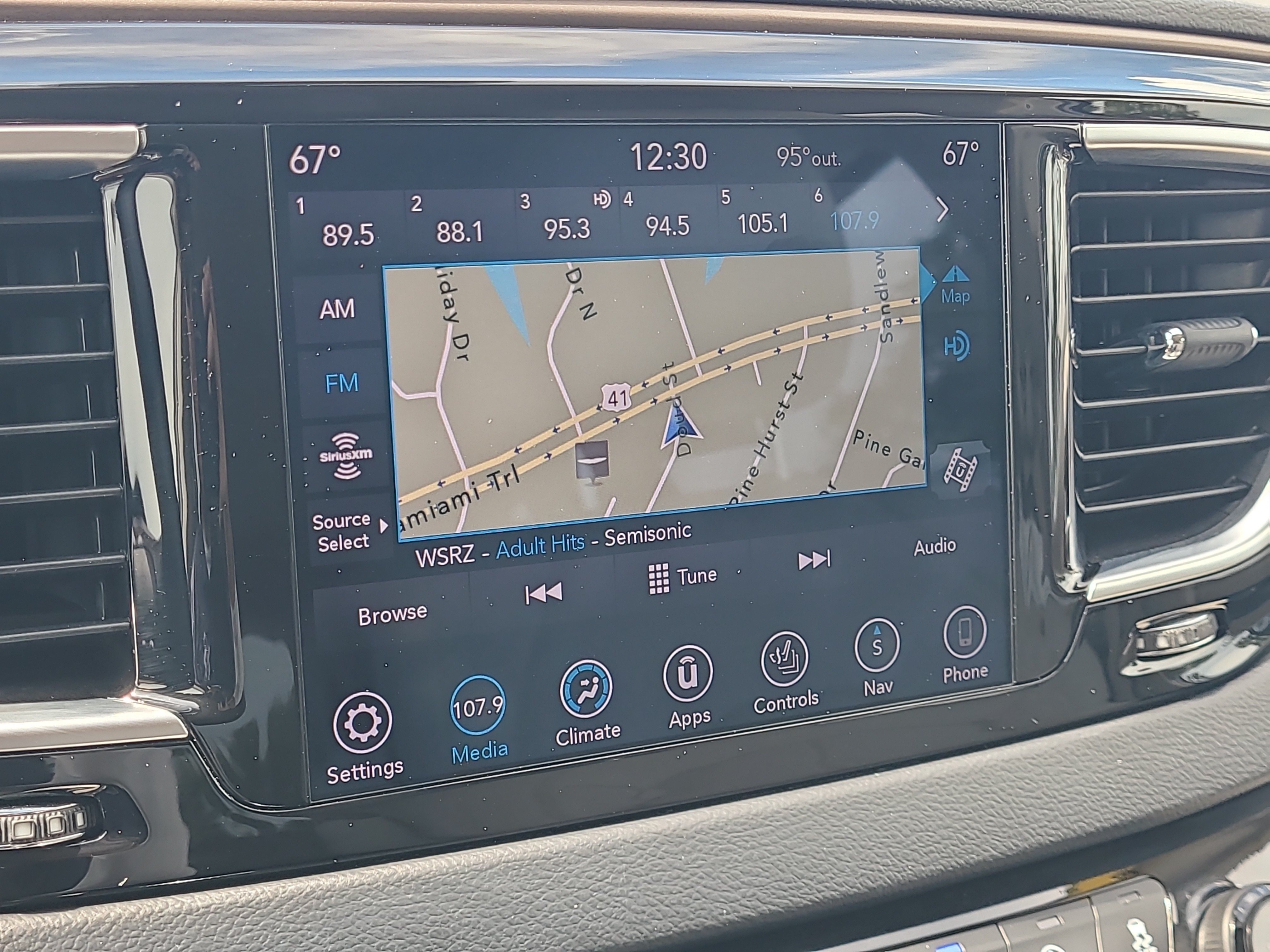 Used 2019 Chrysler Pacifica Touring-L Plus w/ Advanced Safetytec Group FWD image 23