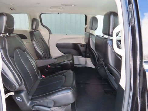 Used 2024 Chrysler Pacifica Touring-L image 28