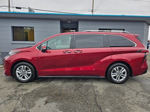 Used 2023 Toyota Sienna Limited image 2