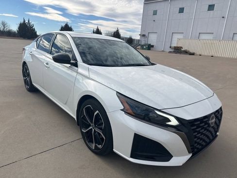 Used 2023 Nissan Altima 2.5 SR w/ SR Premium Package image 3