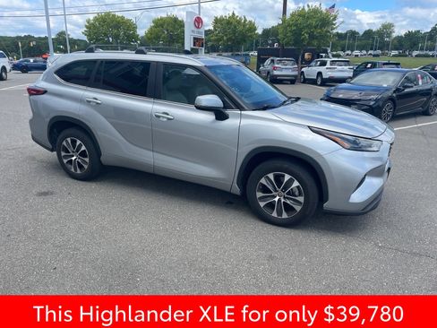 Used 2023 Toyota Highlander XLE FWD image 5