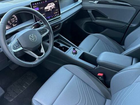 Used 2025 Volkswagen Tiguan SE w/ Panoramic Sunroof Package AWD/4WD image 10