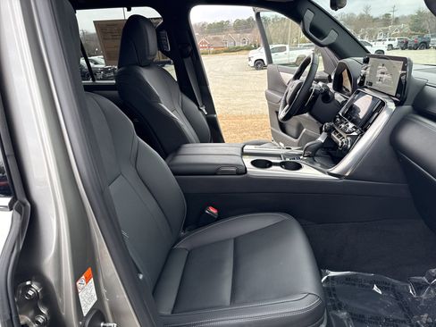Used 2025 Lexus LX 700h F Sport image 32